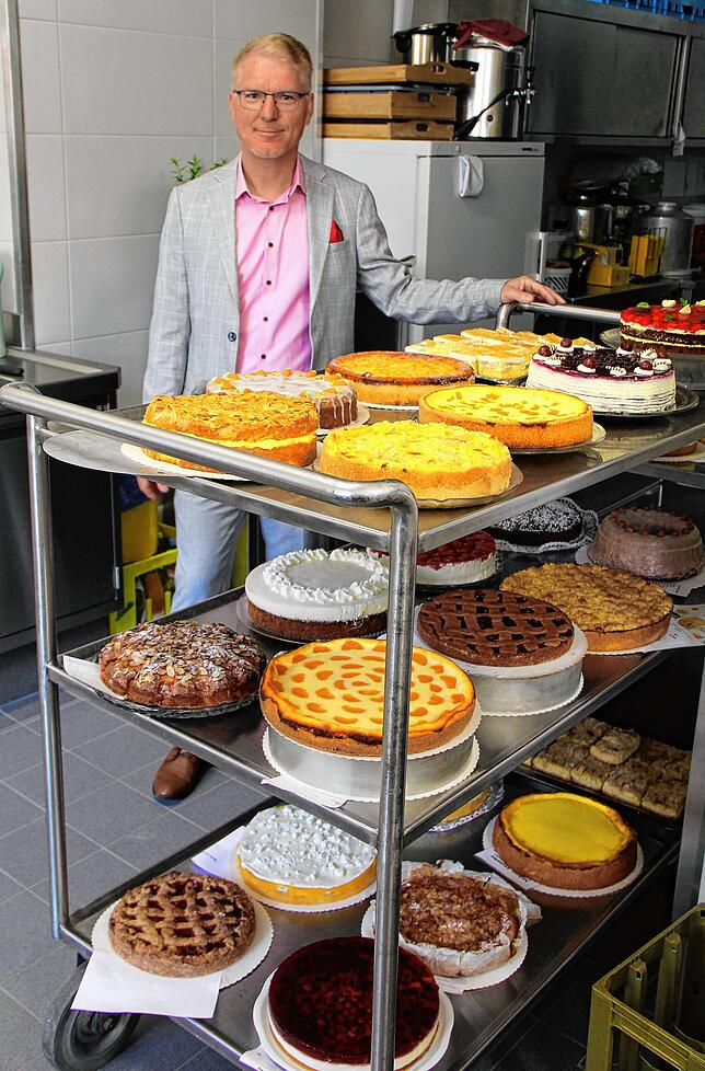 Cellerar Gernot Schmid zeigt stolz auf die gespendeten Kuchen, die Hausfrauen und Hausmänner beisteuerten.