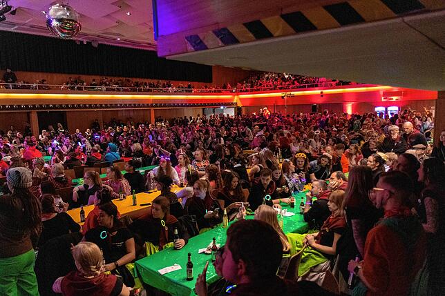 Überwiegend junges Publikum zieht Jahr für Jahr der Hexenball in den Donauhallen an. Im Saal wird auch bewirtet.