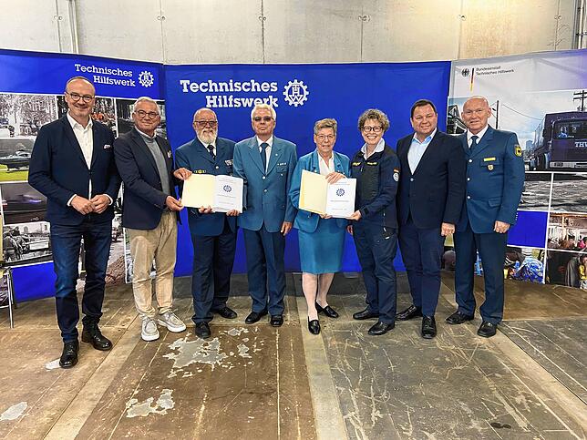 Große Freude über die Chronik über die Arbeit des Technischen Hilfswerks in Konstanz: Oberbürgermeister Uli Burchardt, ...