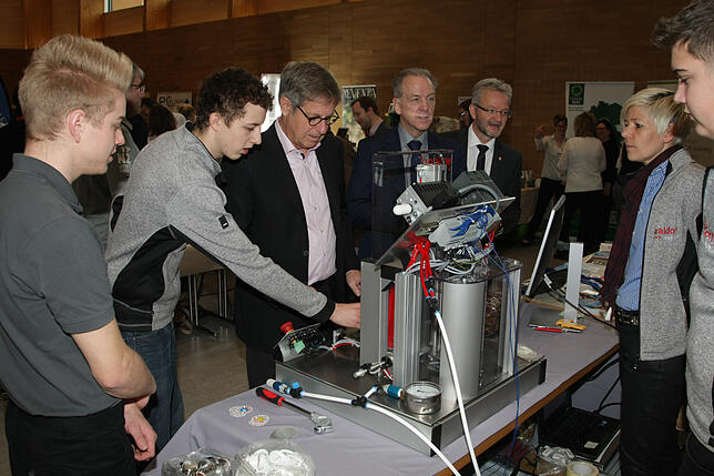 Mit großem Stolz präsentierten die jungen Azubis der Firma Waldorftechnik ihre vollautomatische Pressmaschine für Ansteckbutten den ...