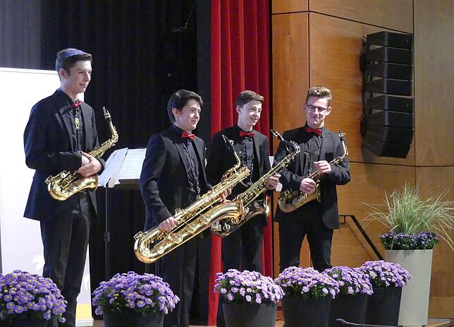Die Saxofonisten der Musikschule unterhalten das prominente Publikum in der Aula des Gymnasiums mit mehreren Musikstücken.