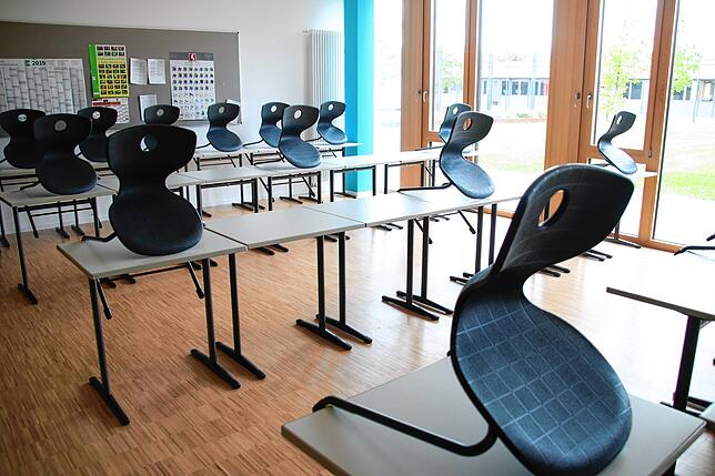 Normalerweise werden in diesem Raum bis zu 30 Schüler unterrichtet – ab Montag aber maximal zwölf. Die restlichen Stühle und ...