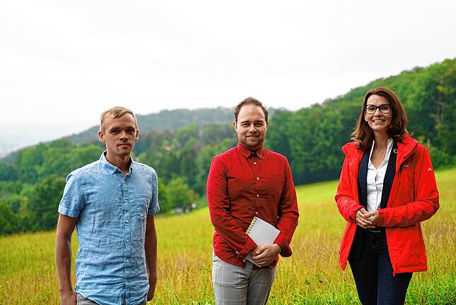 Diskussionsrunde mitten in der Natur (von links): Landwirt Benedict Wingen, SÜDKURIER-Redakteur und Moderator David Rutschmann und ...