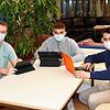 Die Gymnasiasten Jonathan Moser (von links), Josua Hartmann und Finn Trinkner nutzen Übungsmaterial auf einer digitalen Plattform. Die ...