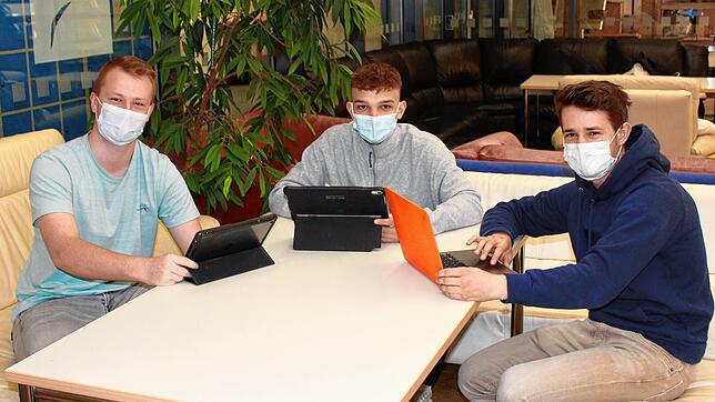 Die Gymnasiasten Jonathan Moser (von links), Josua Hartmann und Finn Trinkner nutzen Übungsmaterial auf einer digitalen Plattform. Die ...