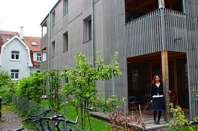 Maria Kollmann und ihr Haus.