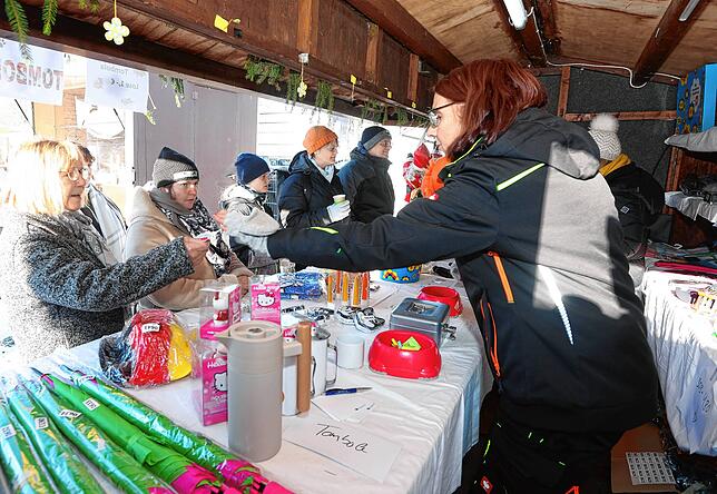 Viel los an der Losbude, wo die Preise der Tombola eingelöst werden können.