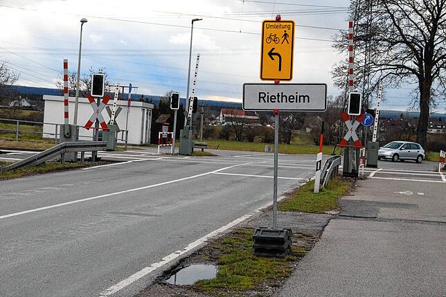 Deutlich ausgeschildert &ndash; wie hier in Marbach, wo es nach dem Bahnübergang links Richtung Rietheim geht &ndash; sind in Villingen, ...