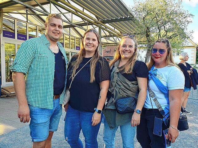 Lukas Hug, Kristina Heitele, Nina Fuhs und Ramona Hug (von links) freuen sich auf Partystimmung am Schloss Salem. Sie kommen aus ...