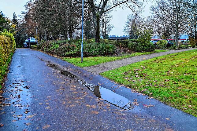 Das Fahrzeug bog von der Wiese in diese Spielstraße. Nur Minuten später wären hier Schulkinder auf dem Heimweg unterwegs gewesen.