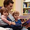 Ann-Kathrin Albicker ließt im Kinderbereich der Bücherei in Waldshut ihren Kindern Jule und Max eine Piratengeschichte vor.
