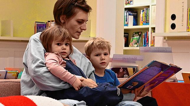 Ann-Kathrin Albicker ließt im Kinderbereich der Bücherei in Waldshut ihren Kindern Jule und Max eine Piratengeschichte vor.