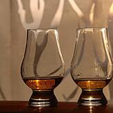 Laphroiag von der schottischen Insel Islay neben Glenfiddich aus den Highlands, der eine rauchig im Geschmack, der andere mild mit ...