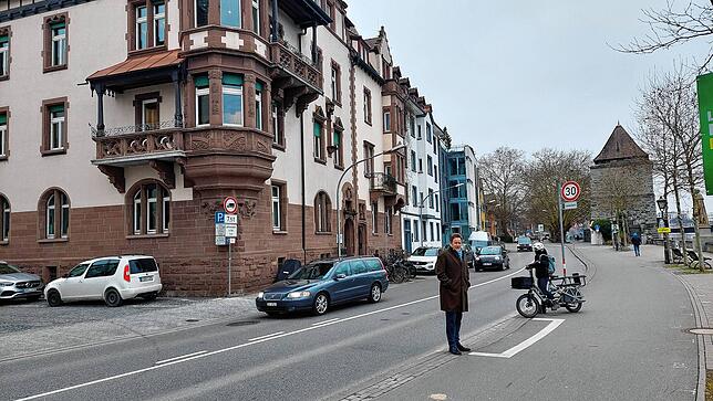 Der Fußgänger- und Radweg muss teilweise verlegt werden, damit an dieser Stelle genug Platz zum Aufstellen an der Dunkelampel ist.