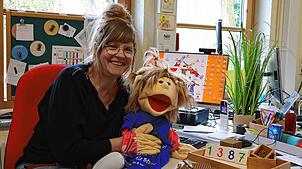 Pädagogik, Wissensvermittlung und Verwaltungsarbeit: Das Aufgabenspektrum von Schulleiterin Sonja Fahlenbock, hier mit Handpuppe Lotta, ...
