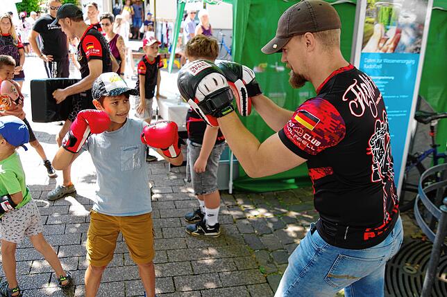 David übt mit Marco Werschler vom Fight Club Radolfzell das Boxen an der Pratze.