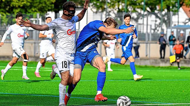 Zweikampf um den Ball zwischen Vicent Fitze (Bietigheim-Bissingen) und Matthes Glück (FC 08 Villingen/links). Am Ende mussten sich die ...