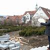 Edith Heppeler kontrolliert den Fortschritt der Arbeiten. In den Menzinger Gärten werden sich während der Gartenschau verschiedene ...