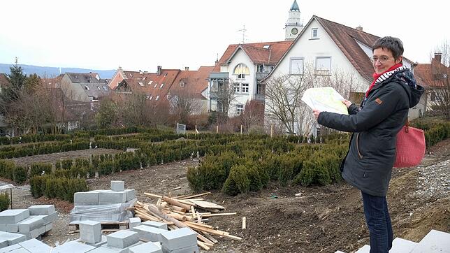 Edith Heppeler kontrolliert den Fortschritt der Arbeiten. In den Menzinger Gärten werden sich während der Gartenschau verschiedene ...