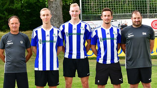 Drei Neue: Trainer Georg Isele (links) und sein Assistent Björn Winter (rechts) freuen sich über die Neuzugänge Dominik Jordan, Marius ...