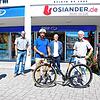 Seit Montag ist der SÜDKURIER-Fahrradkurierdienst in Bad Säckingen im Einsatz (von links): Elisabeth Vogt, Vorsitzende von Pro Bad ...