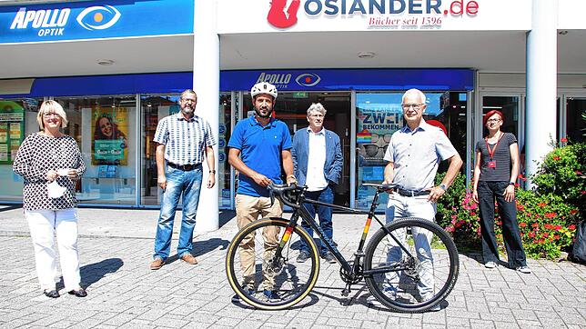Seit Montag ist der SÜDKURIER-Fahrradkurierdienst in Bad Säckingen im Einsatz (von links): Elisabeth Vogt, Vorsitzende von Pro Bad ...