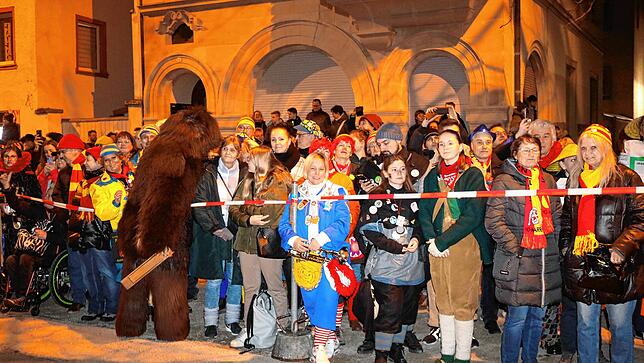 Bild 25: Auf dem Stephansplatz sprühen die Funken &ndash; hier endet die Konstanzer Fasnacht