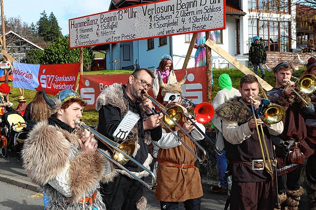 Bild 33: Zahlreiche Fasnachtsbegeisterte schauten beim Johrmarkt in Freudental vorbei!