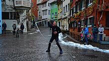 Peter Stadel, Mitglied der Hänsele der Schnabelgierezunft, beim Einschnellen der Fastnacht auf dem Marktplatz. Bild: Lorna Komm