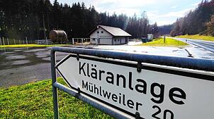 Hier direkt an der B313 liegt die Kläranlage der Gemeinde Mühlingen. Um auch in Zukunft hier das Abwasser zu klären, soll in den ...