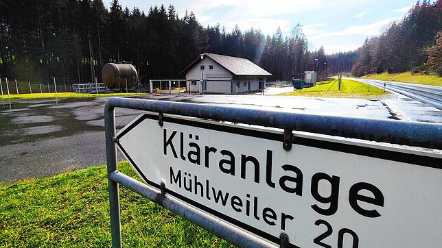 Hier direkt an der B313 liegt die Kläranlage der Gemeinde Mühlingen. Um auch in Zukunft hier das Abwasser zu klären, soll in den ...