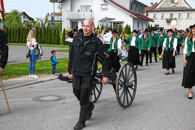 Bild 11: Gute Stimmung beim Jubiläumsumzug des Musikvereins Liggersdorf im Rahmen des Bezirksmusikfestes