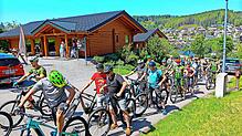 Vieler Biker starten gemeinsam zum Bear-Ride, einer Spendentour für den alternativen Wolf- und Bärenpark. Foto: Carsten Schnürle