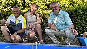 Oliver Gut, Vorsitzender der Minigolffreunde Waldshut, Sarah Böse, Präsidentin des Deutschen Cobigolfsport-Verbands, und ...