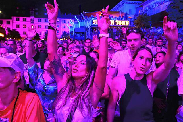 Über 6000 Fans bejubelten die Auftritte von „Picture this“, „Pegasus“ und James Blunt.
