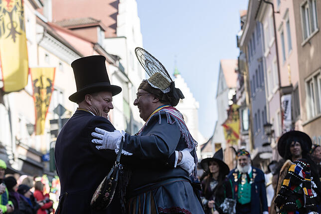 ... oder beim Umzug durch die Stadt: Die Narreneltern gelten als ein Traumpaar.