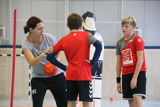HSC-Trainerin Marion Schmider gibt Ben Strittmatter (rechts) Anweisungen.