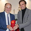 Die Flamme der Freundschaft brennt: Landrat Zeno Danner (rechts) hat in Singen mit Oberbürgermeister Bernd Häusler die Kerze zum ...