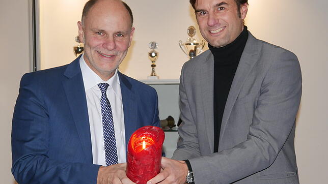 Die Flamme der Freundschaft brennt: Landrat Zeno Danner (rechts) hat in Singen mit Oberbürgermeister Bernd Häusler die Kerze zum ...