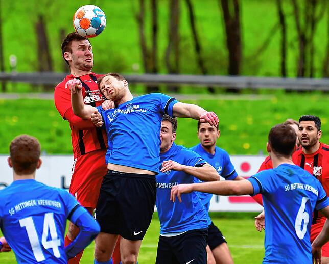 Kopfballduell: Auch Simon Gantert (Mitte) kümmerte sich beim 2:1-Sieg der SG Mettingen/Krenkingen immer wieder um den brandgefährlichen ...