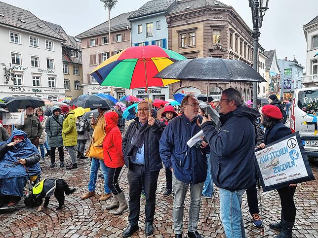 Bild 6: Mehr als 700 Menschen demonstrieren für mehr Menschlichkeit und Toleranz