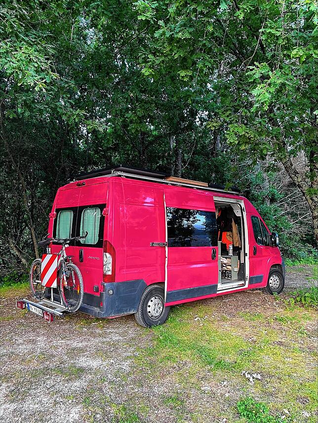 Aaron Küchler ist mit seinem selbst ausgebauten Camper derzeit in Europa unterwegs.
