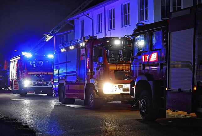 Feuerwehrautos stehen in der Nähe des Lauchringer Rewe-Supermarktes am Abend des Dacheinsturzes.