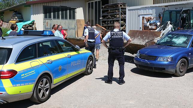 Ein Bild sinnloser Zerstörung bietet sich den Polizeibeamten, die am Samstag (8. Juni 2019) in Geisingen ermitteln, nachdem Autos und ...