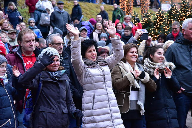 Bild 11: Bilder und Videos vom Triberger Weihnachtszauber: Showstars verbreiten gute Laune