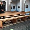 Pfarrer Karlheinz Brandl in der St.-Andreas-Kirche: Auf den Boden geklebte Silhouetten von Fußabdrücken geben die Laufrichtung im ...