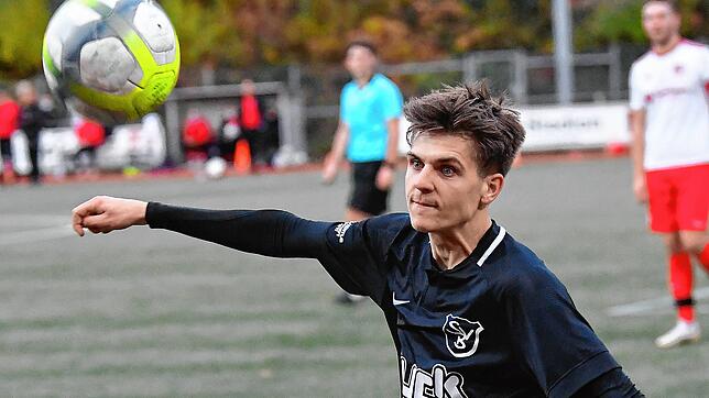 Pechvogel: Endlich traf Niklas Eckert für den SV Buch, doch sein Tor beim FC Schönau zählte nicht. Der Unparteiische hatte zu früh auf ...