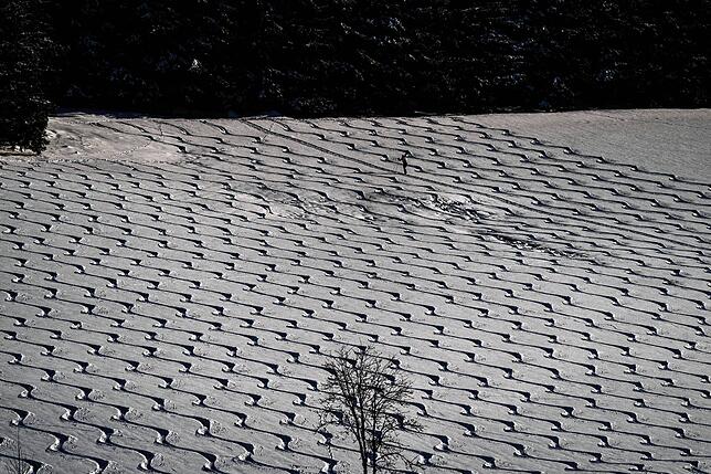 Die Skispuren überziehen den Sonnenhang in Furtwangener Ortsteil Schönenbach.