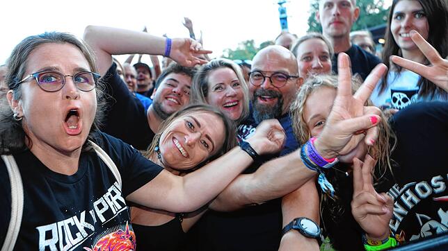 Bild 2: Die Toten Hosen geben sich in Konstanz die Ehre. Fotos aus dem ausverkauften Stadion