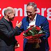 Bundeskanzler Olaf Scholz (l, SPD) gratuliert Andreas Stoch, Landesvorsitzender der SPD in Baden-Württemberg, beim Landesparteitag der ...